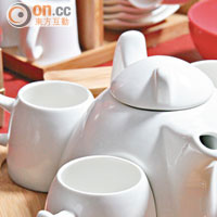 白色的陶瓷茶具，設計平實，卻不失高貴氣派，茶具包括茶壺、4隻茶杯連托盤。$368/套