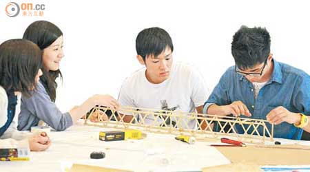 日本學生今年8月剛到訪香港，與IVE的工程學生一起參與基建模型工作坊，繼續交流工程學的心得。