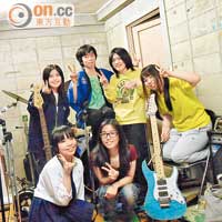 韓美兒（前左二）在研究期間，入住日本寄宿家庭，更利用周末參加校內的音樂學會。