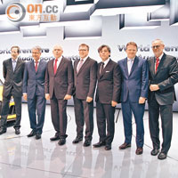Audi部分董事局成員齊集於展台上合照，左二為主席Rupert Stadler。