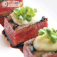 Sirloin Steak Bites $128<br>嫩紅賣相來自慢煮技術，入口分外軟腍，輔以鵝肝泡泡和微辣Chimichurri Sauce，分子料理Pub Food 版。