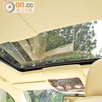 車頂設有電動天窗，並且附設遮光簾，對乘客體貼細心。