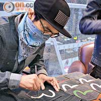 Tommy San專程從日本飛來，親身示範不用起圖而即席手繪海鷗圖案，並坐鎮店內；即使人不在香港，EVISU也會將訂造品運往日本，交由他親手繪畫。
