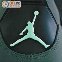 後踭Jumpman Logo用黑底襯綠色，直頭似車尾燈一樣搶眼。