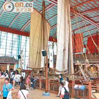 行程之一的新加坡海事博物館，設巨型船艦模型，是按照中國明朝航海家鄭和下西洋之船艦艦首所製。