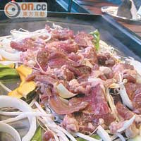 北海道以吃羊為中心，成吉思汗鍋比壽喜燒更受歡迎。