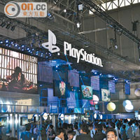 現場花絮<br>PlayStation展區霸咗會場一大角，圍住嘅人龍前後包抄，排隊試玩。