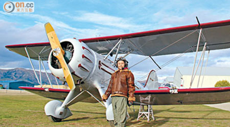 除換上復古飛行服外，大家還可坐古董螺旋槳飛機遨遊天際。