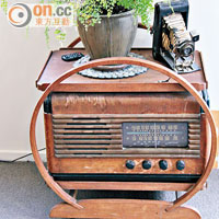 Classic Flights內藏不少古董珍品，如罕有的木製收音機。