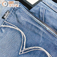 Revel系列加入不少微細的點綴位，例如臀部褲袋的彩色拉鏈。