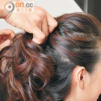 依餘下髮量將頭髮橫向分為多個部分，順序逐一扭曲，以U形髮夾固定。