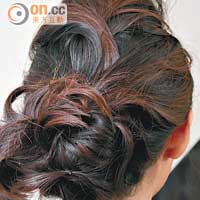 屈曲髮尾至形成鬆散髮髻，並改用一字形髮夾固定。