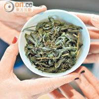 「文山包種」其實是有200年歷史的武夷山巖茶，入口甘多於甜。