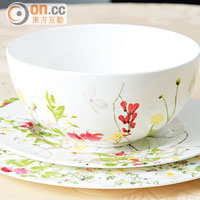 白色的湯碗、餐碟襯上少許植物圖案，洋溢自然氣息。$210~$320/件（b）