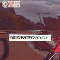 尾箱貼有Cambridge徽章，凸顯限量版身份。