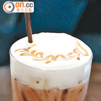 飲品味道不過不失，勝在價錢合理，Iced Toffee Nut Latte 售價70 Baht /杯（約HK$17）。