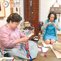 在東琳繩結博物館，大家可以參與體驗活動，親手編織繩結飾品。