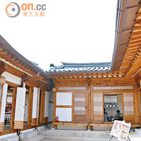 傳統韓屋採用木結構，再配上木製的門窗及瓦頂。