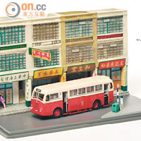 利蘭亞比安維京二十三型巴士情景模型，模擬60年代元朗街景。該型號巴士於1963至1984年在九巴車隊服役。