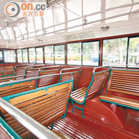 丹拿A型雙層巴的車廂設有26個木座位。