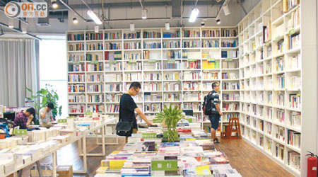 雖然北京同樣寸金尺土，但書店並沒有將書架擠得密密麻麻，有很多空間讓大家慢慢揀書。