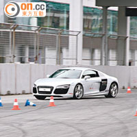 高速轉線訓練活動要求參加者要讓R8 V10 plus車速衝破90km/h，隨後要控制車速及扭動軚盤，避開前方障礙物。