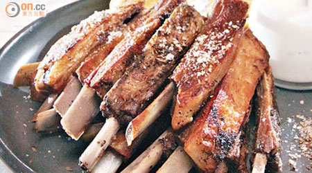 Lamb Ribs $315<BR>大廚採用澳洲羊，灑上大量香草和橄欖油，慢烤2小時至肉嫩Juicy，配上中東的乳酪醬，更添食味。