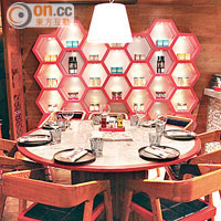 用餐區以特大蜂巢圖案裝飾，令人賞心悅目。