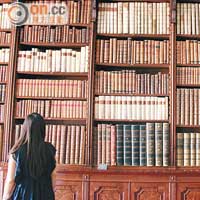 宅內圖書館藏書量豐富，共有8,000本古籍。