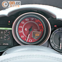 錶板以引擎轉速計為中心，左方還有屏幕顯示行車資訊。