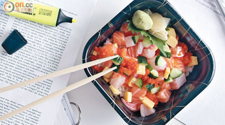 三文魚壽司飯 $48<BR>壽司飯分量少但材料豐富，有三文魚、蟹柳、雞蛋和青瓜，全部都清新健康。