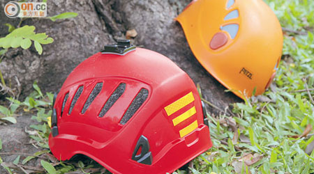 裝備篇<br>頭盔的作用是避免碎石擊中頭部，部分更會遮掩雙耳。