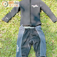 厚度達5mm的貼身潛水衣，滑行時可減低身體因摩擦石面而受傷的機會。