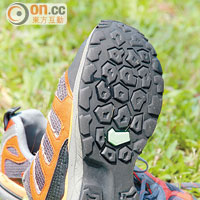 溯澗鞋的鞋底採用防滑質料，踩在山澗石頭也不易跣腳。
