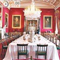 氣派十足的飯廳，據聞連英女王亦曾於此餐桌用膳。
