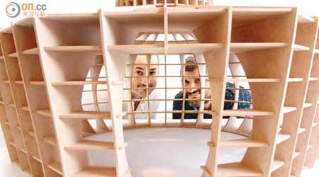 近年Los Carpinteros熱衷於研究18世紀發明的圓形監獄系統——Panopticon，並將之轉化為一系列「閱讀室」，包括圖中的模型《Octogonal》。