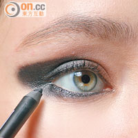 以黑色眼線筆描畫全下眼線，並加強眼尾位置，直至與眼影連接。