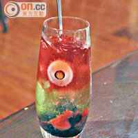 這杯魔鬼之眼，由紅莓汁和汽水混合而成，加上荔枝製成的鬼眼，驚嚇度相當高，￥700（約HK$55）。