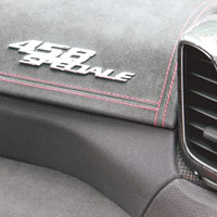 車廂大量使用了Alcantara、碳纖維物料及輕量化技術，這不但可減低車重，同時亦凸顯出鮮明的超跑性格，當然不少得458 Speciale的專屬廠徽。