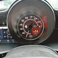 採用單圈式轉數錶設計，是超級跑車的標準，而458 Speciale儀錶板上更加上遮光罩，可有助駕駛者的視線更集中。