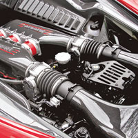 經過強化的4.5公升自然吸氣引擎，605hp馬力能在瞬間爆發。