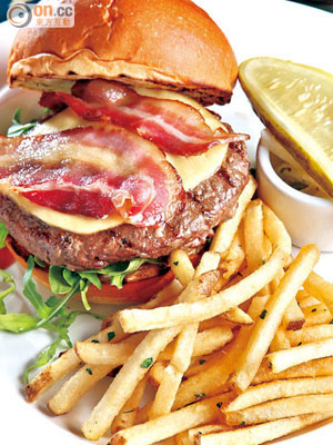 The Lucques Burger　$138<br>在細節處跑出的漢堡，包身塗滿牛油分外香口，集結火箭菜、煙肉和California Gouda芝士作配料，為厚厚的漢堡扒錦上添花。