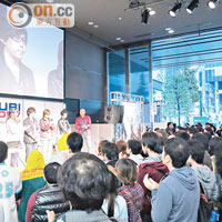 舞台環節請來女優歌手麻生夏子跟一眾聲優出席，吸引過百人圍觀。