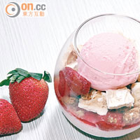 櫻花草莓奶凍 $52<BR>日本櫻花精華加上士多啤梨醬、蛋白脆脆和曲奇餅碎，女士至愛。