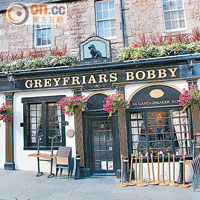 Bobby深得民心，銅像附近的酒吧，都以牠命名。