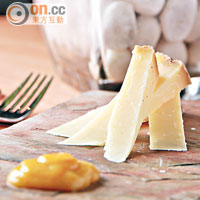 Cheeses From Bernard Mure Ravaud Meilleur Ouvrier de France<BR>每天供應3款芝士，全是來自法國，採訪當天是30個月熟成的Corte芝士，產自法國東部Jura Mountains，奶味濃郁，帶乾果味。