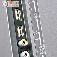 HDMI、Composite及USB插口設於機側，能透過USB直讀MPEG、AVI、RMVB等多媒體檔案。