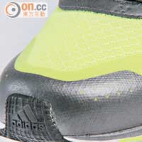 鞋面多處用上無縫技術接合而成，用料亦追求輕量化和透氣能力。