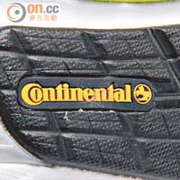 外底用上ZoneMotion布局，配合黑色的Continental輪胎橡膠物料，耐磨與抓地力兼備。