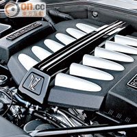 624bhp馬力來自加入Twin-Turbo裝置的6.6公升V12引擎。